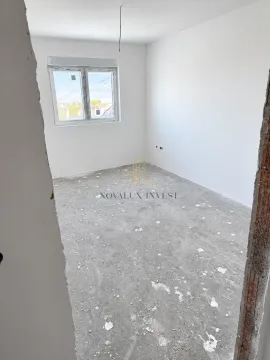 Pogled na praznu prostoriju u izgradnji sa bijelim zidovima i jednim prozorom. - image 4