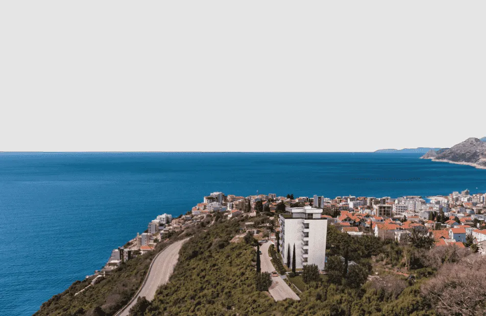 Pogled na more i obalu sa visoke pozicije.