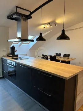 Moderna kuhinja sa šankom i trpezarijom u potkrovlju. - image 2