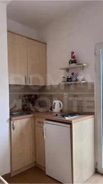 Manja drvena kuhinja sa sudoperom, mini frižiderom i rešoom. - image 7