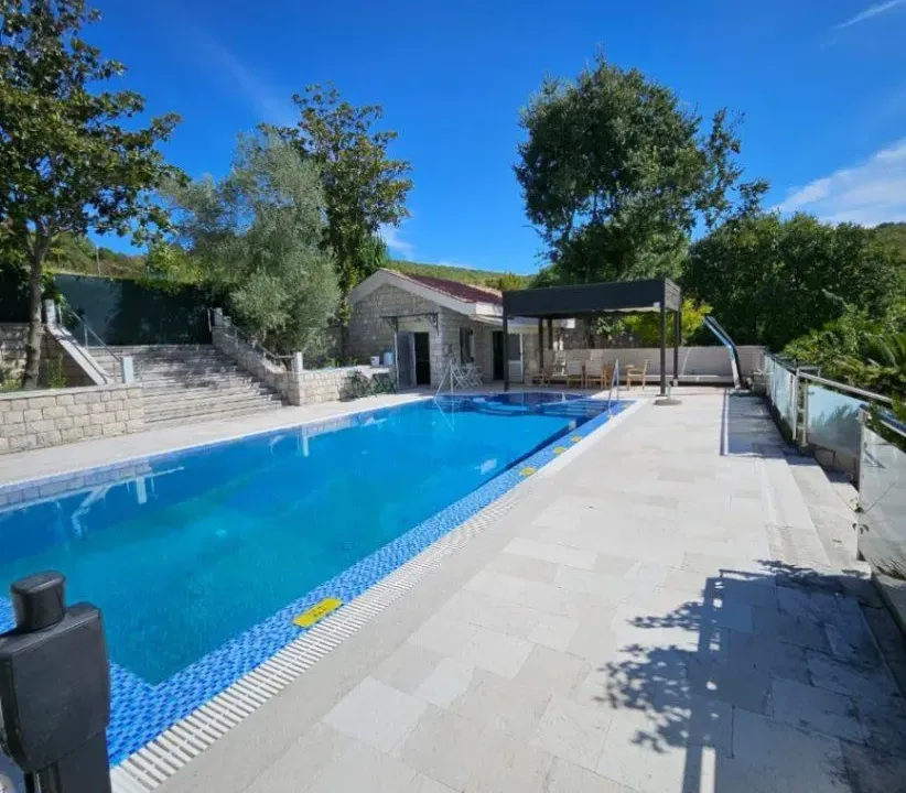 Izdavanje, kuća, 380m², Mareza, Podgorica