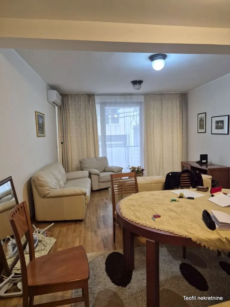 Izdavanje, trosoban stan, 75m², Kalenić Pijaca, Vračar Sve Podlokacije