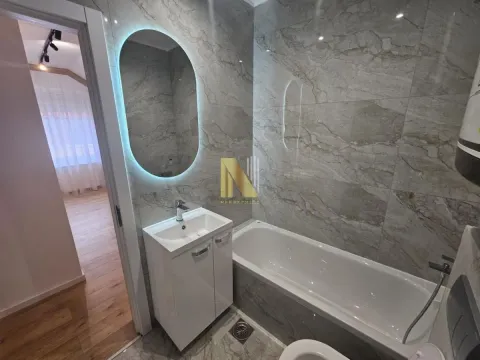 Moderno opremljeno kupatilo sa kadom i umivaonikom. - image 5