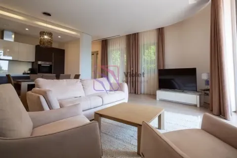 Prostrani dnevni boravak sa garniturom, stočićem i televizorom, povezan sa trpezarijom i kuhinjom. - image 3