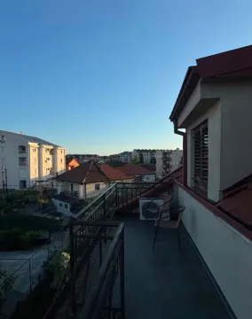 Prostrana terasa sa garniturom za sjedenje i pogledom na grad. - image 11