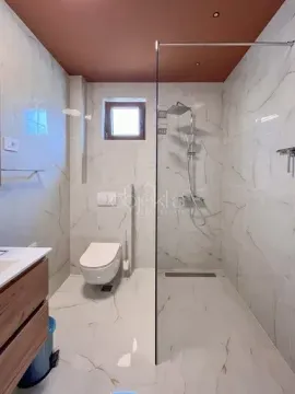Moderne kupatilo sa tuš kabinom, WC šoljom i umivaonikom. - image 11