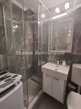 Moderno kupatilo sa tuš kabinom, umivaonikom i veš mašinom. - image 9