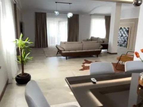 Izdavanje, kuća, 180m², Dalmatinska ulica, Podgorica - image 9