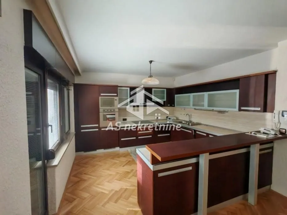 Izdavanje, kuća, 360m², Voždovac Sve Podlokacije, Beograd