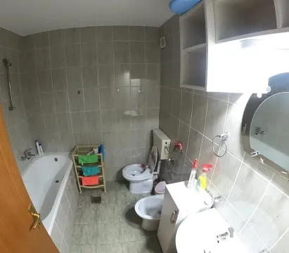 Jednostavno kupatilo sa kadom, toaletom, bideom i umivaonikom. - image 7