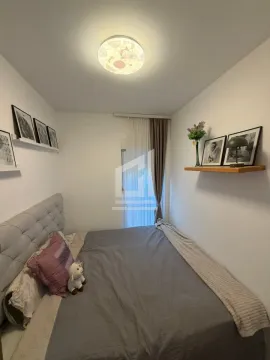 Manja spavaća soba sa bračnim krevetom i dekorativnim slikama na zidu. - image 4