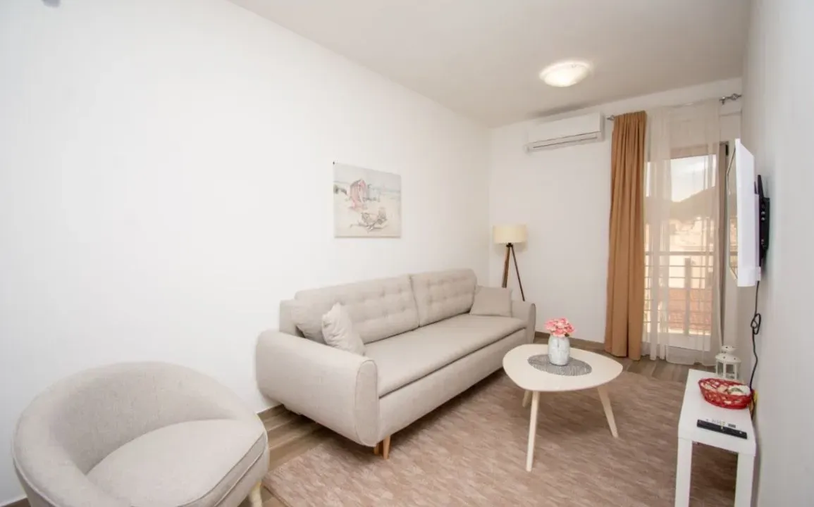 Izdavanje, jednosoban stan, 46m², Slovenska Plaža, Budva