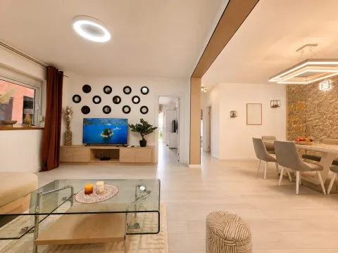 Spacious and bright living room connected to the dining area. - image 14