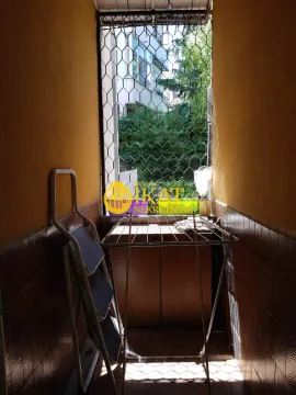 Manji zatvoreni balkon sa zaštitnom mrežom i sušačem za veš. - image 3