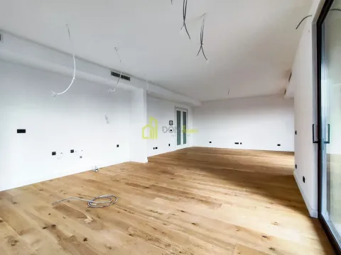 Izdavanje, trosoban stan, 143m², Centar, Podgorica - image 11