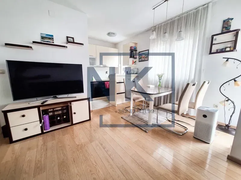 Dnevni boravak sa trpezarijom i televizorom.