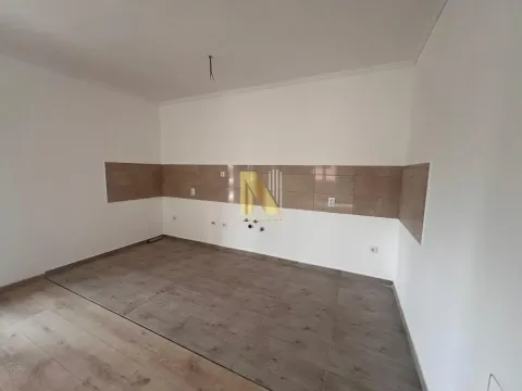 Prazan prostor kuhinje sa zidnim pločicama i instalacijama. - image 6
