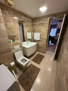 Moderno opremljeno kupatilo sa keramičkim pločicama i umivaonikom. - image 3