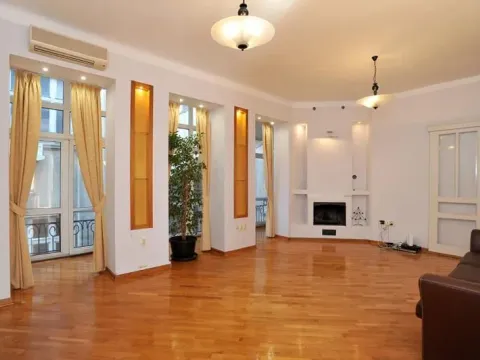 Izdavanje, poslovni prostor, 160m², Stari Grad, Beograd