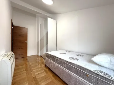 Manja spavaća soba sa krevetom i garderoberom. - image 10