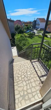 Spoljne stepenice koje vode u dvorište kuće. - image 19