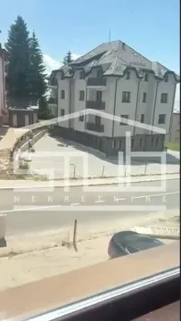 Pogled sa prozora na zgradu i parking ispred objekta. - image 11