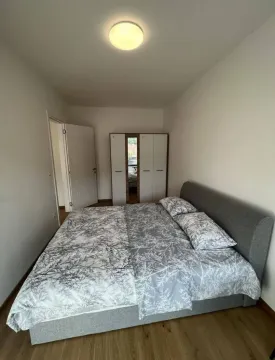 Uredna spavaća soba sa bračnim krevetom i garderoberom. - image 7