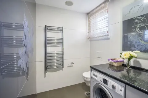 Svijetlo kupatilo sa veš mašinom i sušačem peškira. - image 17