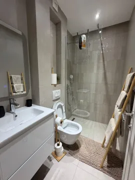 Moderno opremljeno kupatilo sa tuš kabinom, umivaonikom i WC šoljom. - image 10