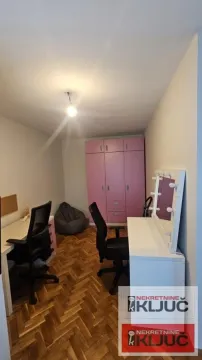 Dečja soba sa radnim stolom, velikim garderoberom i ogledalom sa rasvetom. - image 5
