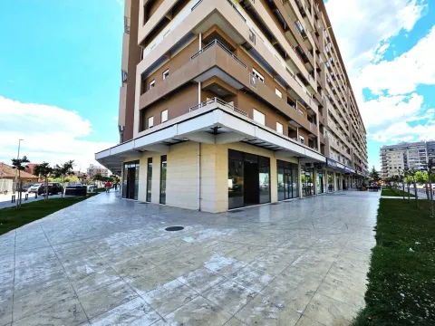 Izdavanje, poslovni prostor, 350m², Central Point, Podgorica - image 1