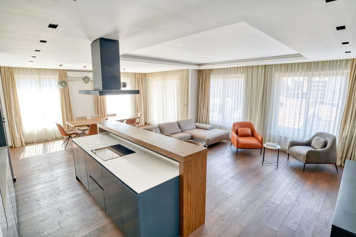 Izdavanje, trosoban stan, 145m², Centar, Budva