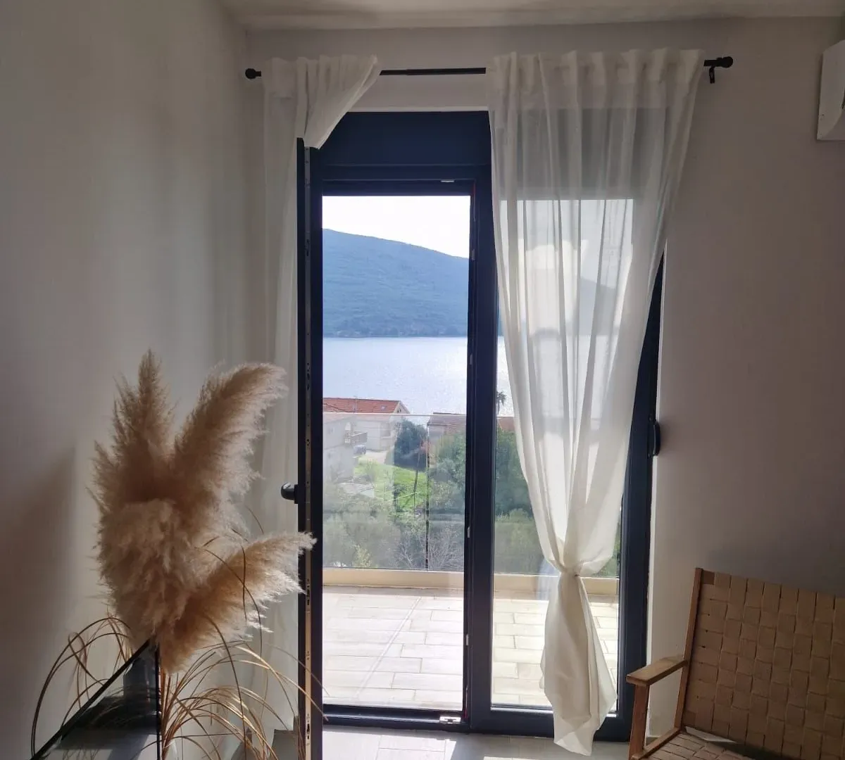 Izdavanje, jednosoban stan, 43m², Kumbor, Herceg Novi