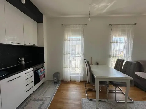Moderna kuhinja sa trpezarijskim stolom i prozorima koji propuštaju dosta prirodne svjetlosti. - image 8