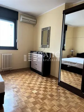 Furnished bedroom with a large mirrored wardrobe and chest of drawers. - image 15
