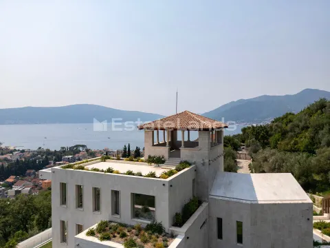 Pogled na spoljašnjost moderne kamene vile sa pogledom na more. - image 3