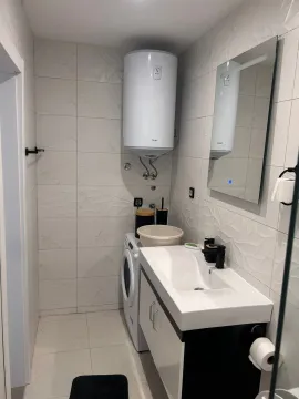 Moderne kupatilo sa umivaonikom, veš mašinom i bojlerom. - image 5