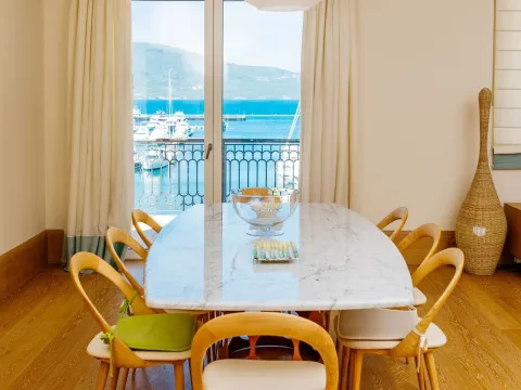 Sale, four bedroom apartment, 240m², Tivat, Crna Gora - image 22