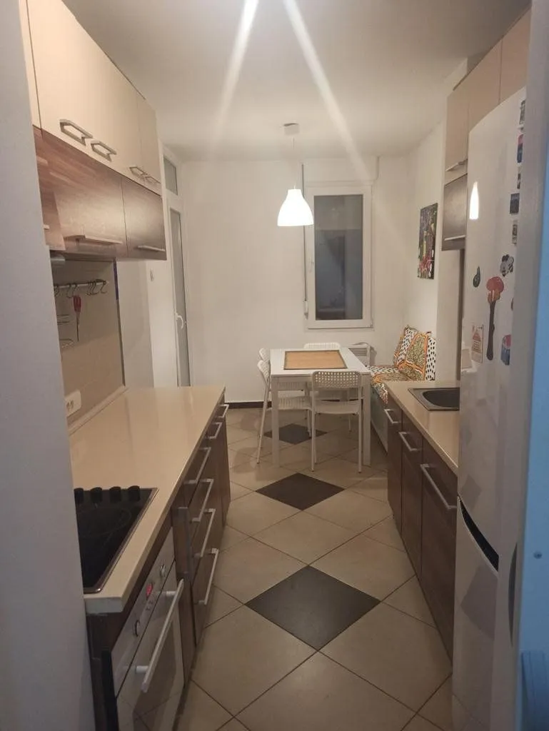 Izdavanje, dvosoban stan, 80m², Blok 6, Podgorica