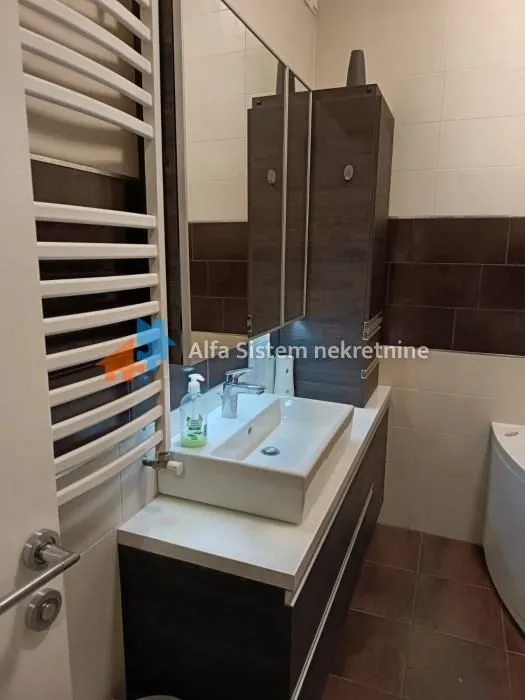 Modern bathroom equipped with a washbasin and mirror.