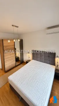 Nameštena spavaća soba sa bračnim krevetom, garderoberom i klima uređajem. - image 5
