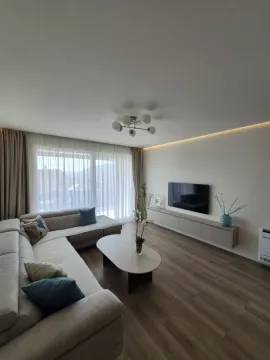 Moderna i svijetla dnevna soba sa ugaonom garniturom i televizorom. - image 5