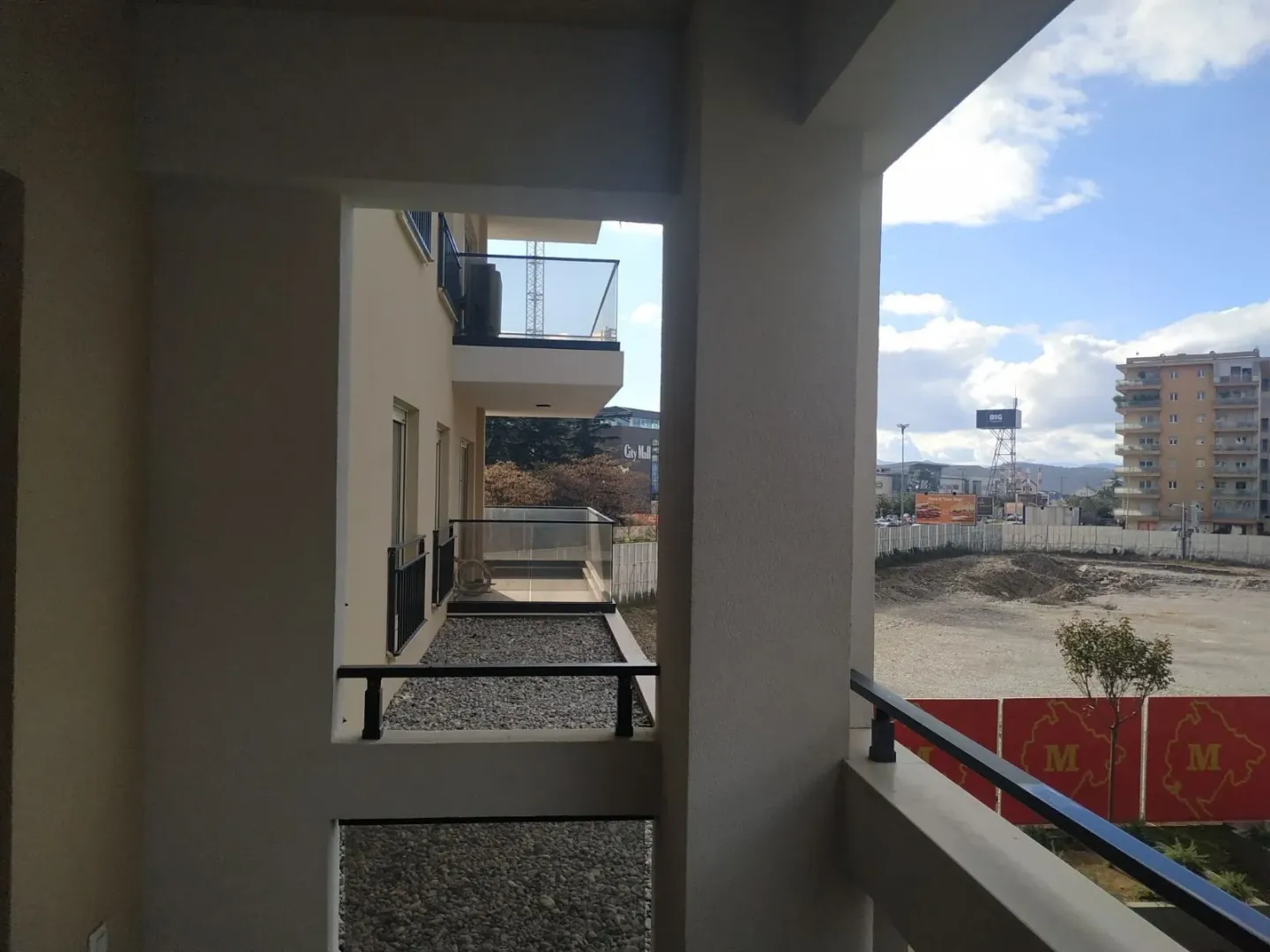 Pogled sa balkona nove zgrade na susjedne terase i okolinu.