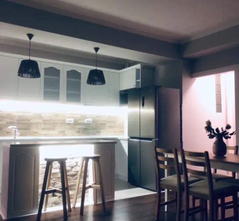 Izdavanje, trosoban stan, 69m², Novi Beograd Blok 33, Novi Beograd Sve Podlokacije