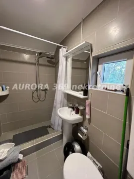 Kupatilo obloženo keramičkim pločicama sa tuš kabinom, umivaonikom i wc šoljom. - image 2