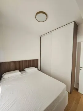 Spavaća soba sa bračnim krevetom i ugradnim plakarom. - image 9