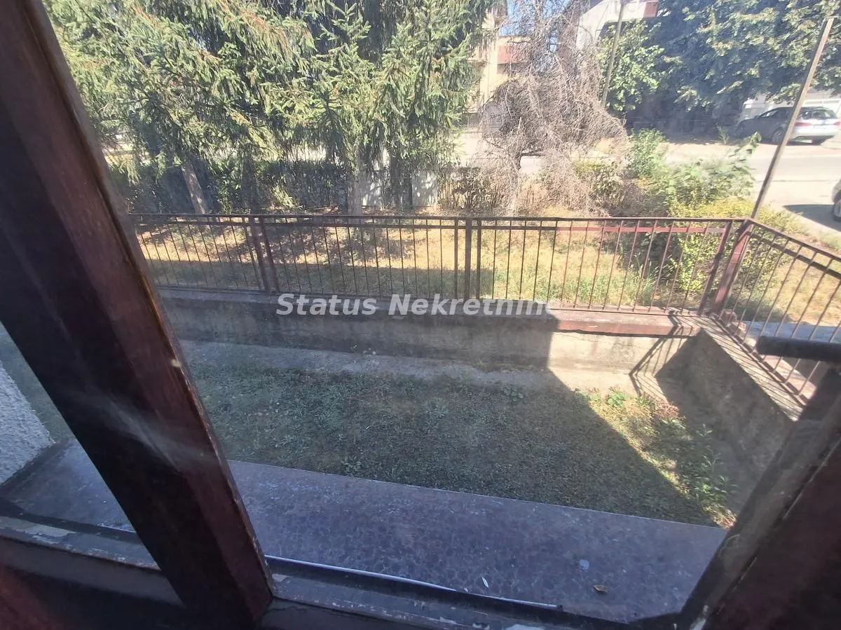 Pogled sa terase na dvorište i okolno zelenilo.