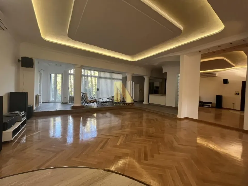 Prodaja, četvorosoban stan, 213m², Centar, Novi Sad