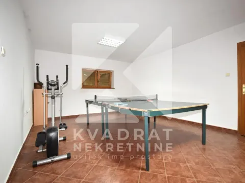 Izdavanje, kuća, 300m², Ibričevina, Podgorica - image 19