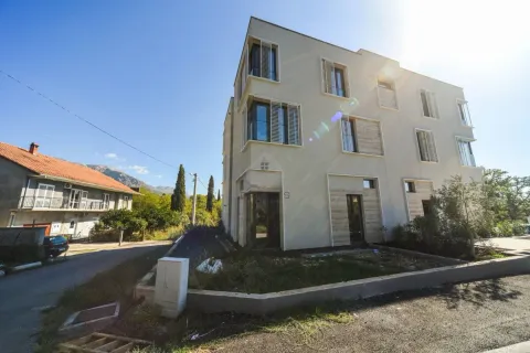 Spoljašnji izgled moderne stambene zgrade sa uređenim dvorištem. - image 9